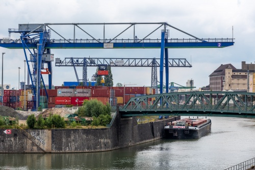 Schmickbruecke mit Kontainerschiff